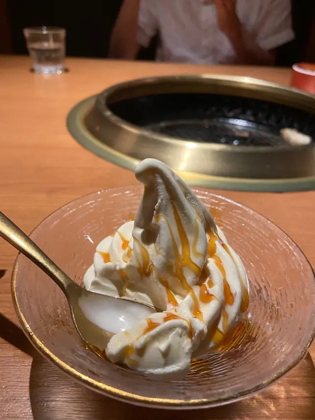 雪糕幾滑,醬汁係焦糖味唔錯。都快融