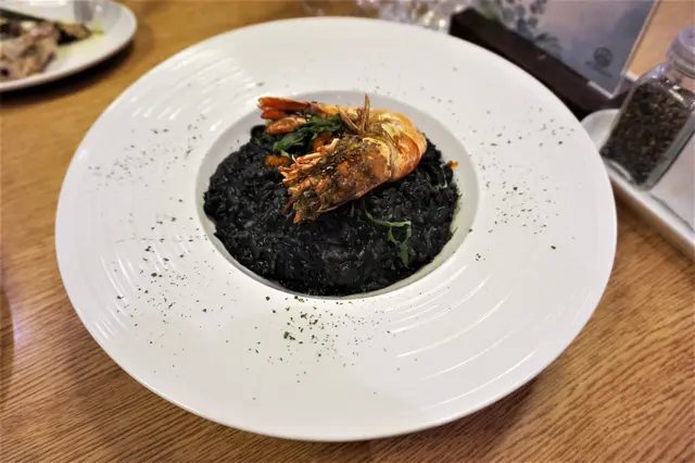 虎蝦墨魚汁意大利飯