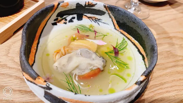破格以生蠔成冷湯、生蠔肉身肥厚、質地滑溜、湯汁味道出奇吸引