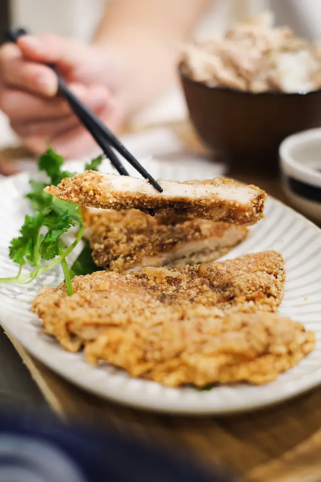 椒鹽香酥雞排配手撕台灣走地雞肉飯