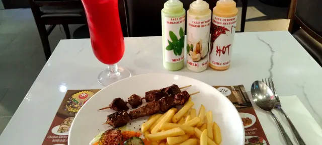 羊肉菜餚是土耳其的標誌性菜餚,如果您有一天要去,我們不應該錯過它。烤後!非常好吃,沒有羊肉臭味!
配上薯條和小沙拉,它很適合我,我今天也想要一些清淡脆的菜餚。
我真的很喜歡他們的醬汁,有辣紅醬,綠薄荷醬,白蒜醬,色彩鮮豔,味道鮮美。他們是非常注重細節的標記,帶有英文和中文解釋,甚至圖片。你很容易理解。
其次,冰鎮石榴汁是非常漂亮的紅色鑽石色,甜美清新的夏日飲品。