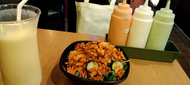 燒雞Tikka salad沙律set,雞肉豐盛,又有沙律菜紫椰菜一蕃茄紅甘荀絲青瓜加上不同紅白綠醬汁,非常balance, good taste！
相比許多甚至大餐店也是菜多多肉小小
有些連汁都冇？！