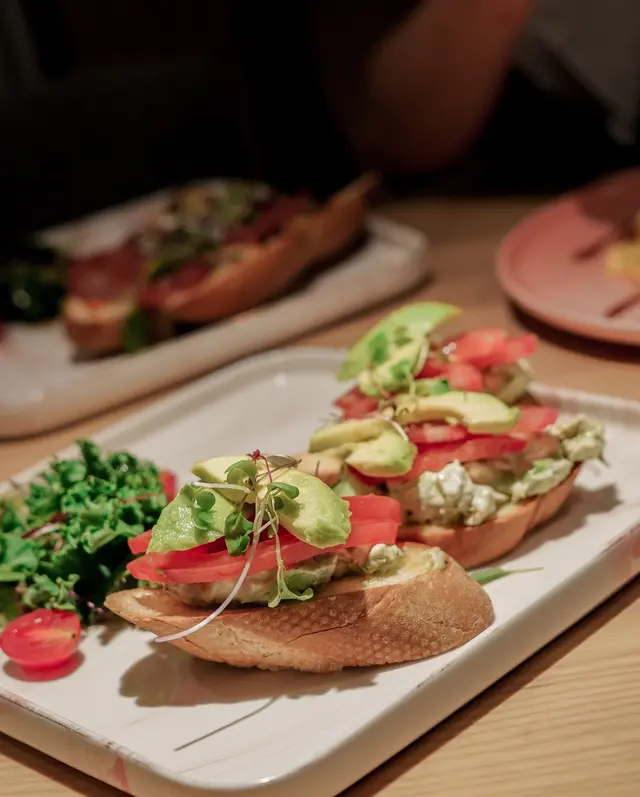 松露雞肉牛油果開面三文治