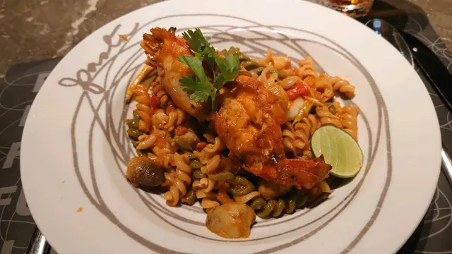 海鮮冬蔭公炒螺絲粉