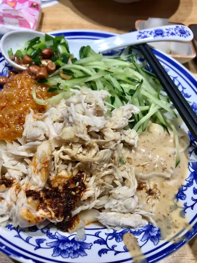 涼拌手撕雞刀削麵