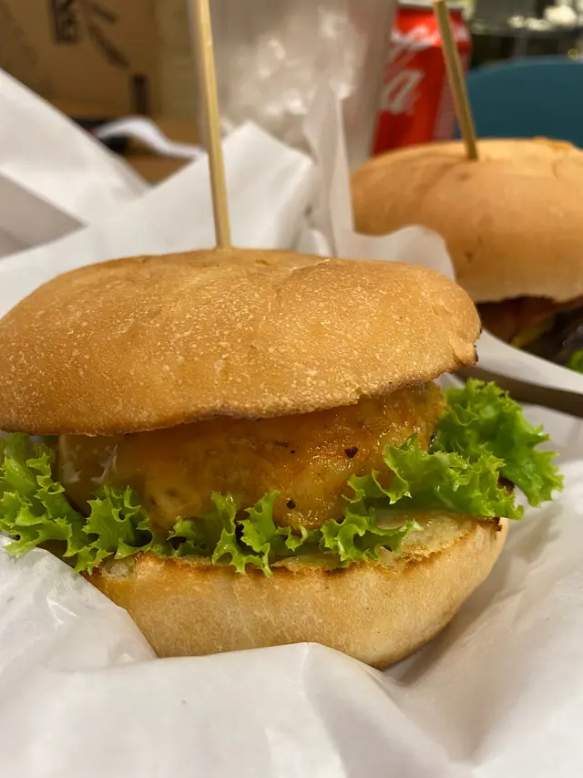 蝦堡都完全冇伏正正常常，蝦餅煎落都香口，同泰式醬汁都夾，只係食落就冇牛堡咁驚喜 