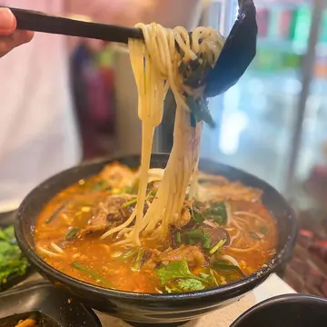 雲南小鍋酸辣米線