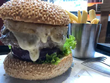 千岛菠萝芝士猪肉汉堡配薯条