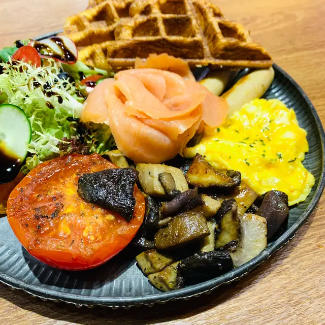 個炒蛋係我鍾意果種 係有味道嘅🍳
菇菇都係我鍾意果種 雖然發覺菇菇好難整得唔好食😊
waffle係牛角包texture🥐大王話其實佢根本係牛角bell但係整成waffle咁樣😀