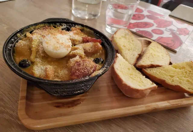 椰香葡國雞配脆豬包