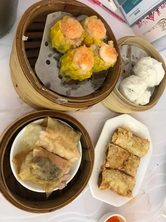 又咸又肥燒賣，好味雞扎，脆皮腐皮卷，咸雞包