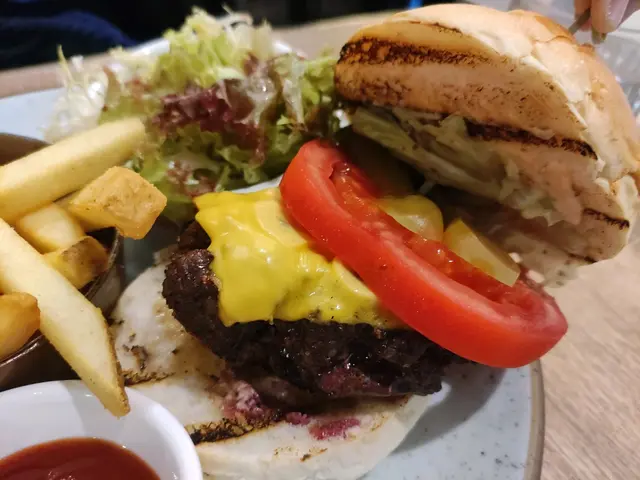 高級和牛漢堡配沙律薯條