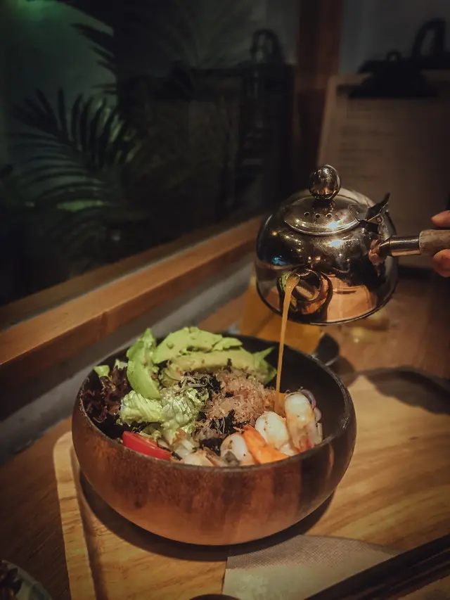 龍蝦湯配牛油果大蝦稻庭烏冬