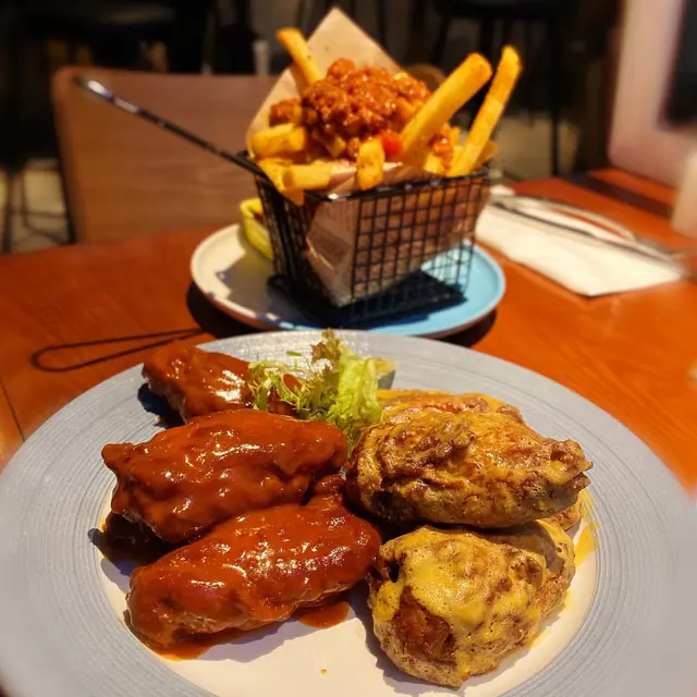 水牛城雞翼配鹹蛋黃雞翼