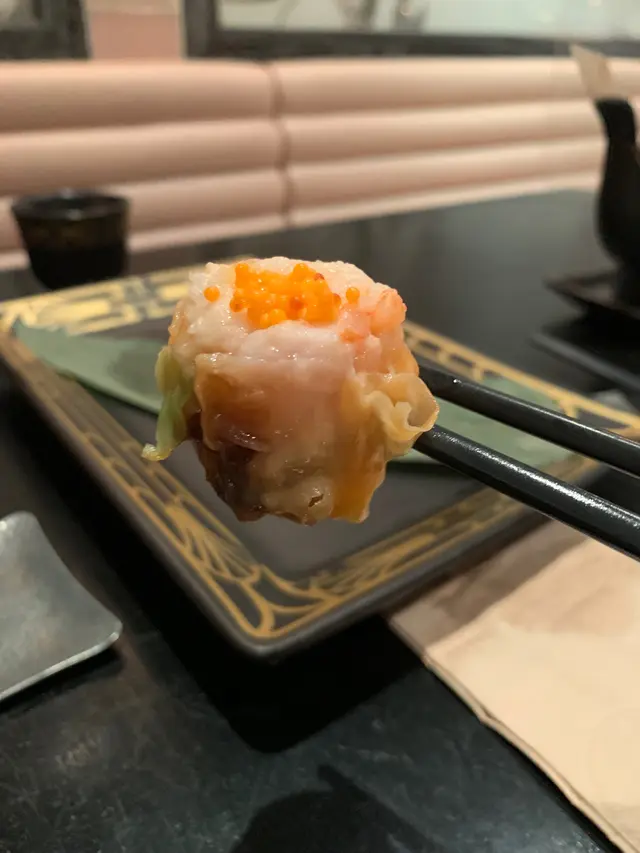 每粒燒賣有一粒黑蒜在底部。一籠四件