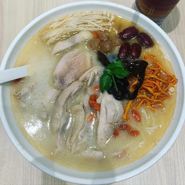 藥膳麻油雞米線