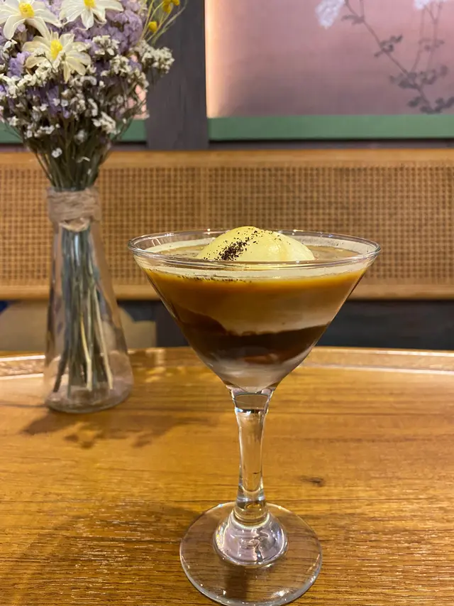 早前中秋既節興飲品，飲落去有茶香同咖啡香，上面既月球奶冰慢慢融化，會越飲越香甜同creamy。層次豐富之餘，店員仲同我解釋，《月亮與六便士》呢本書提醒都市人每日庸碌咁執地下既六便士之餘，要不忘抬頭望下天上既月亮，十分有意思。