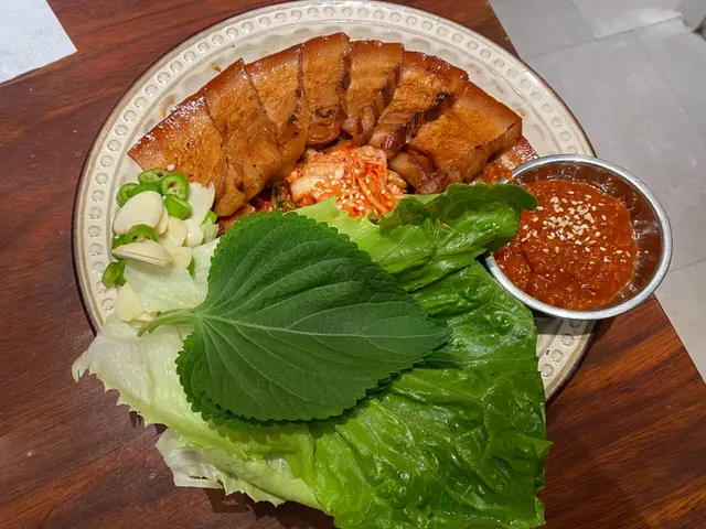 燒醬油黑毛豬白切肉配大醬生菜