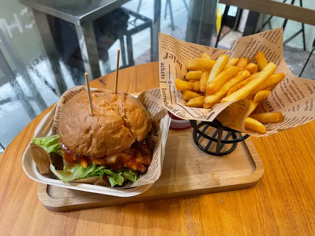 咕嚕肉排漢堡伴焦糖菠蘿