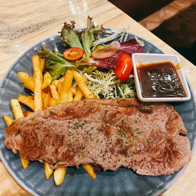 🍴煎慢煮西冷配薯條沙律