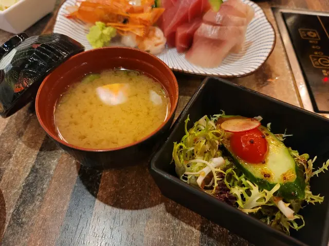 野菜沙律、味噌湯