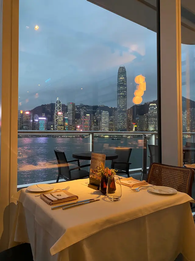 入座時隔離枱空嘅