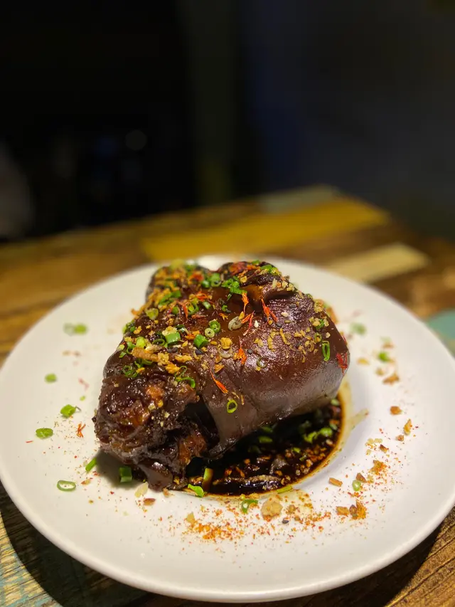 慢煮滷水原隻大豬手