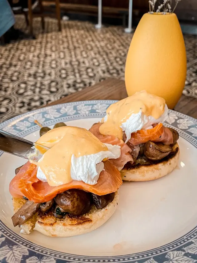 2隻水煮蛋再加2款配料 今次揀咗煙燻三文魚同蘑菇 水煮蛋冇乜流心效果 有少少overcooked (‼️最後有片睇‼️)面頭淋左啲citrus hollandaise sauce 個英式muffin都唔錯 烘得幾鬆軟 就算吸左啲蛋汁都唔會太淋