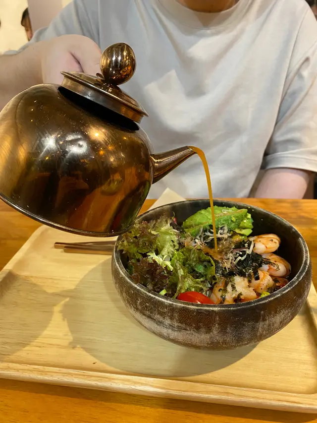 龍蝦湯配牛油果大蝦稻庭烏冬