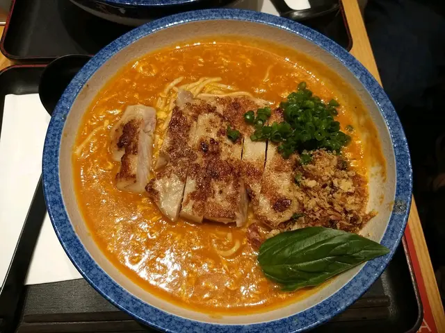 豬扒醃得好入味,肉質鮮嫩多汁,量亦俾得好足!是日主廚精選係花蟹味噌蛋花湯底,食落幾濃幾鮮,想食蕃茄湯底以外嘅話可以一試😋