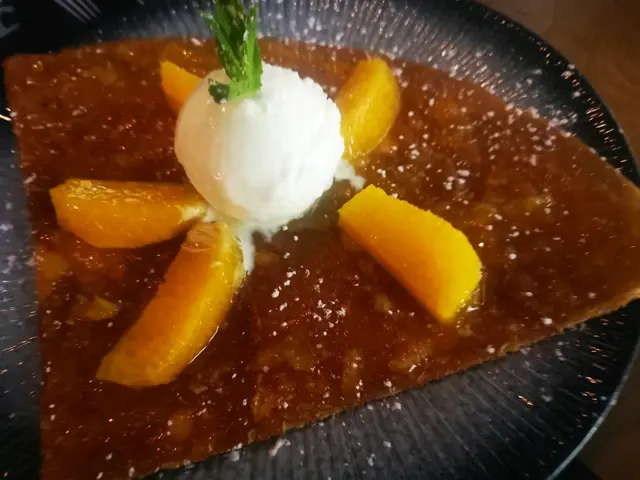 可麗餅用火燒香，充滿焦香及酒香