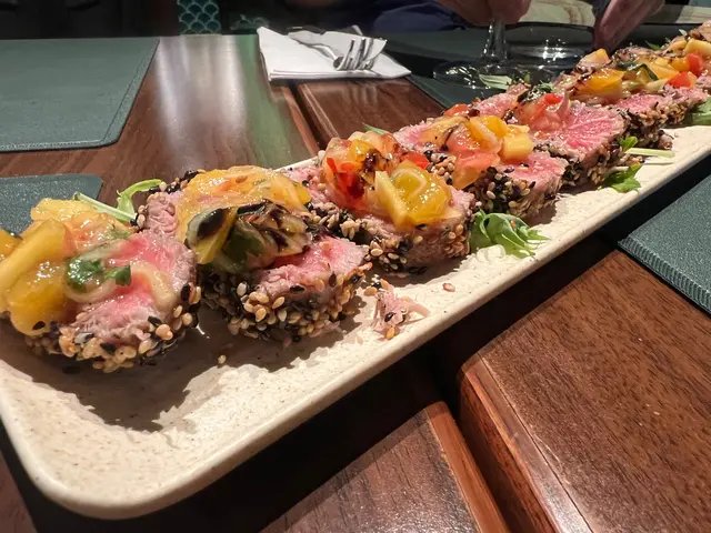 黑白芝麻吞拿魚卷