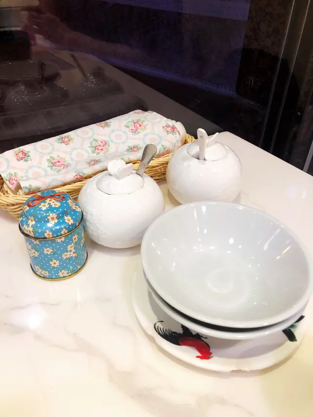 辣椒油和醋器皿十分精緻