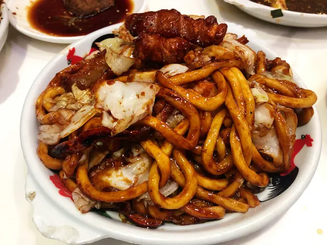 唔好睇個樣以為好油膩 其實碟底一滴油都無 分量大豬扒入味肉嫩 醬油配埋粗麵冇得頂 好好食