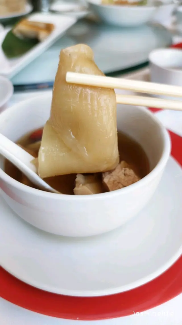 黑虎拳菌淮山杞子花膠燉螺頭湯