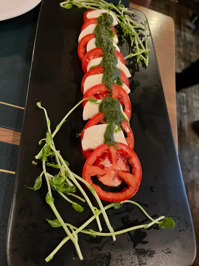 番茄水牛芝士配意大利香草醬