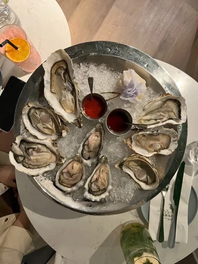 服務員細心咁向我地介紹每款生蠔既特質同先後次序，個人認為最後一款French Mont Blanc最好食，第一款Irish  Rock個人唔太鍾意