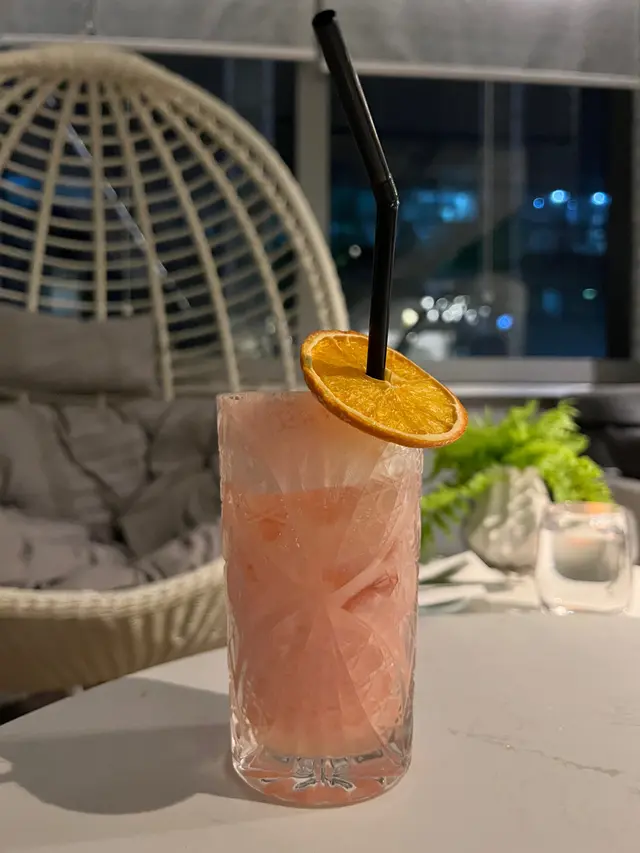 朋友想飲橙汁，嗌左杯有橙汁起入面既比佢試，外表粉紅色非常少女，飲落似雜果賓治而又唔甜好香果味