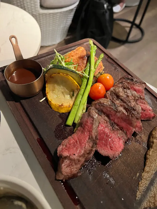 上網見到好多人推薦必食，我地嗌左5成熟，果然冇介紹錯，牛味好濃郁入口唔韌，即使唔洗點汁都好夠味