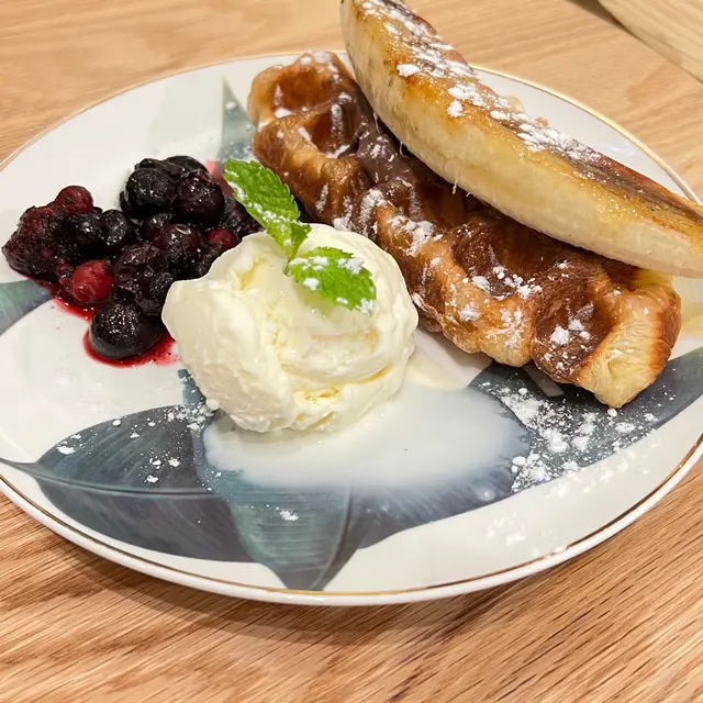 焦糖香蕉楓糖核桃雪糕配牛角酥窩夫