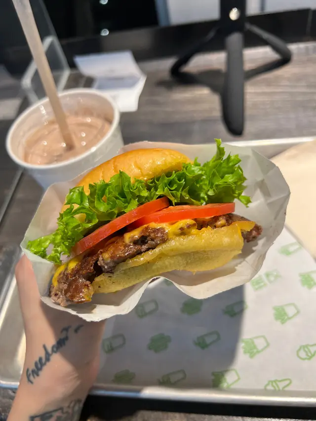每次我都係嗌Shack Burger，從來冇失望過:yummy:首先係個size唔算好大 個，亦唔會好難咬，女仔黎講一啖都可以食到曬啲料，包皮好香牛油味亦好鬆軟，包