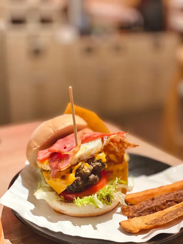 英式煙肉阿波尾雞蛋和牛漢堡