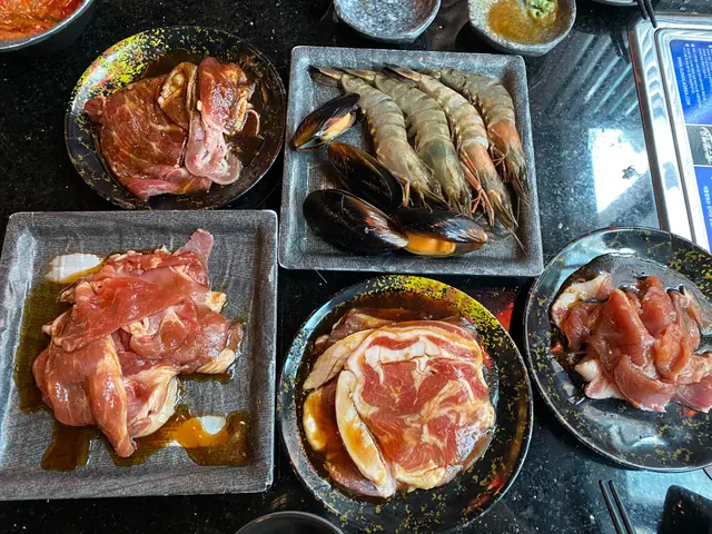 醬汁燒肉，海蝦，紐西蘭青口