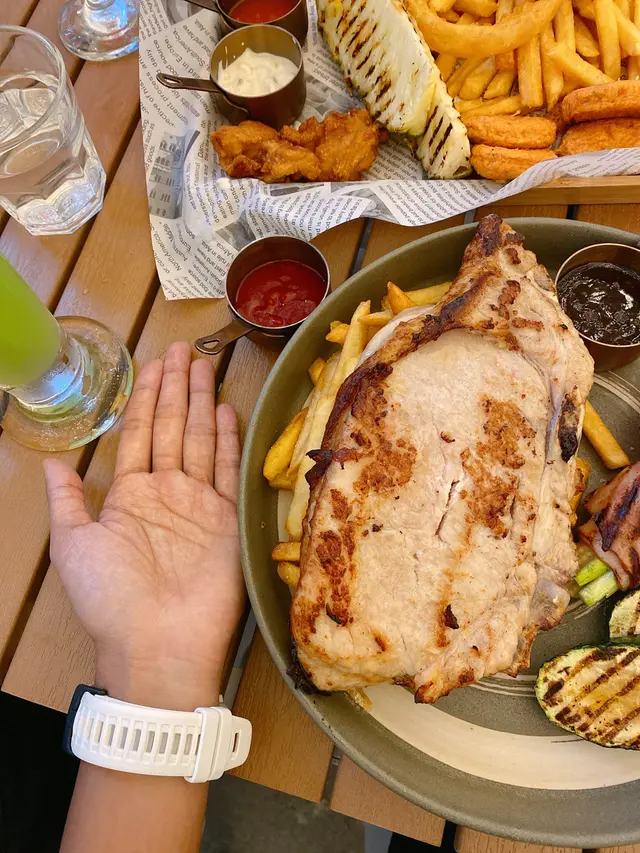 巨型豬扒跟薯菜