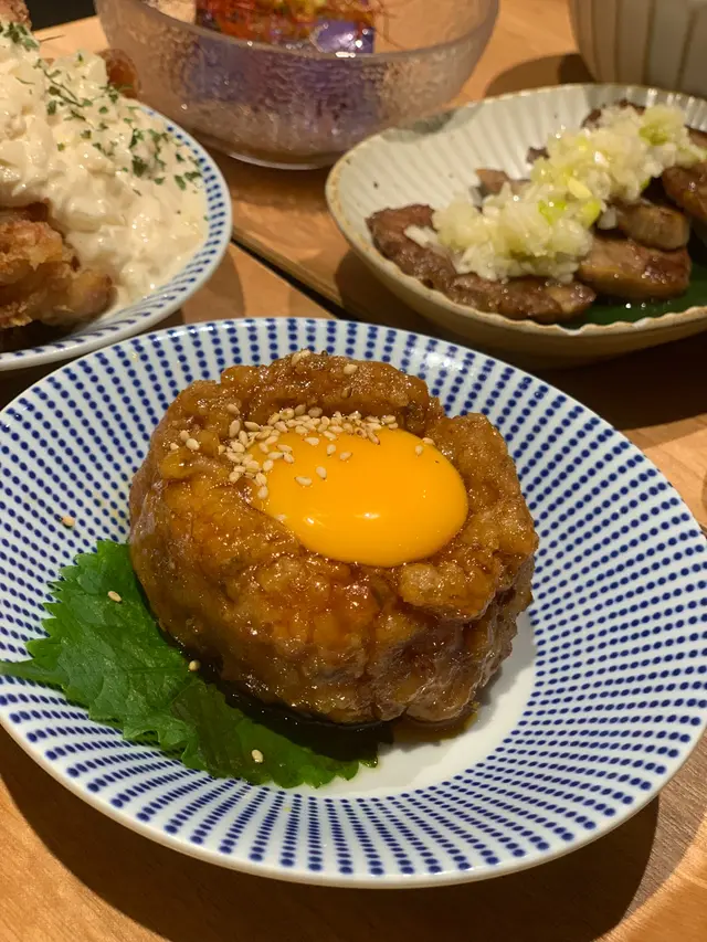 比起一般月見團子來得好吃,雞肉洋蔥和雞軟骨混合,加入紫蘇葉,鹹味中有洋蔥的甜味,和紫蘇葉相輔相成,味道平衡有層次,蛋黃令到整體感覺圓潤,可以為咗呢樣而返轉頭再光顧