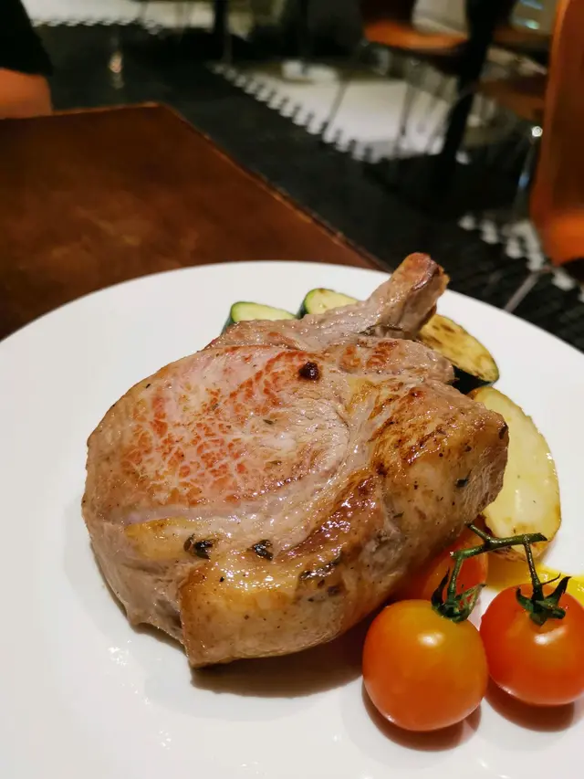 澳洲豬鞍扒配蘋果番紅花醬