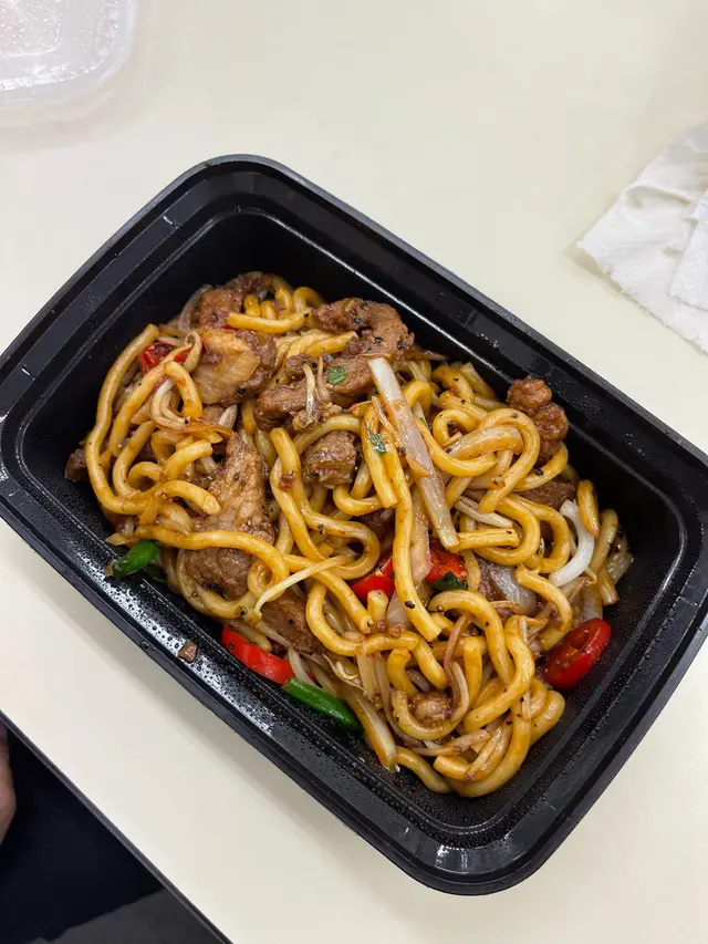 黑椒牛柳絲炒烏冬