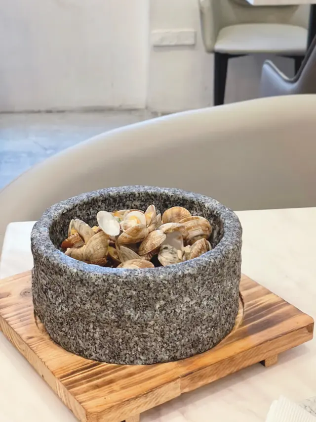 蒜蓉牛油酒煮蜆