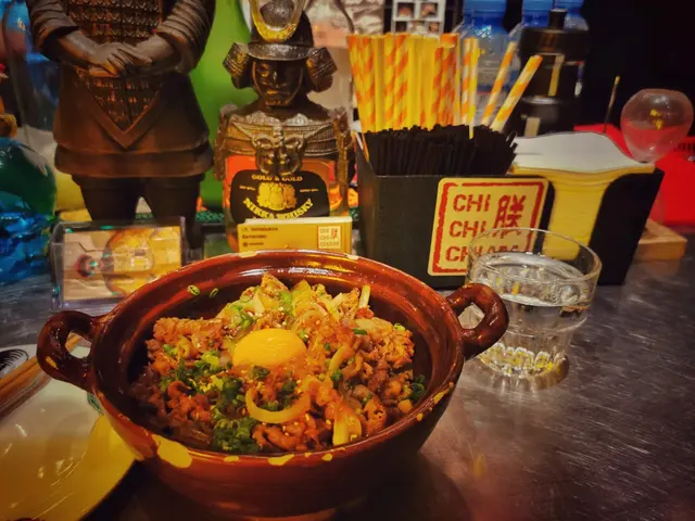 份量很大，上面一層鋪的都是肉，我飯量不算小，吃完肉层没吃饭就飽了。肉的質素就一般，比吉野家好小小，不是厚肉片，是薄的肥牛片。有酒味，偏甜，洋蔥倒是很好吃。