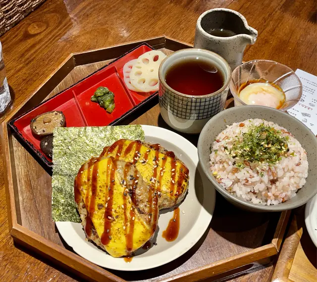 烤芝士漢堡扒伴海苔肉鬆